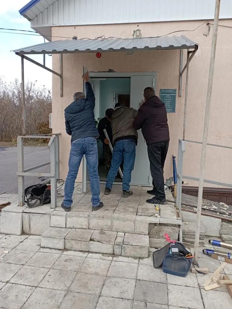 Рабочие Шемышейской участковой больницы отремонтировали входную группу в фельдшерско-акушерском пункте.